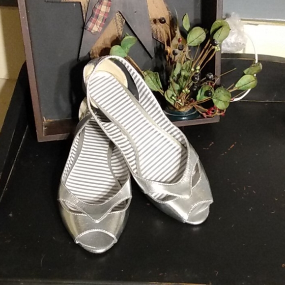 Shoes - 🔴6/$15 Silver slip-on sandals